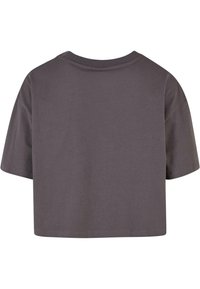 Harmaa lyhyt crop-top, joka on valmistettu pehmeästä puuvillasta. Siinä on lyhyet hihat, pyöreä kaula-aukko ja minimalistikko muotoilu ilman näkyvää brändäystä.
