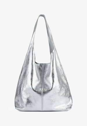 Borsa hobo in metallo argentato con una superficie liscia, ampia tracolla e design curvo. Presenta una cucitura centrale e un corpo morbido.