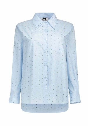 Chemise bleu clair à manches longues, boutonnée, avec col et petits ornements en strass multicolores partout, avec une poche poitrine gauche.