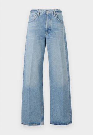 Jeans de pernera ancha en azul claro, fabricados en denim, con una cintura alta, bolsillos frontales y una textura ligeramente descolorida con dobladillos deshilachados.