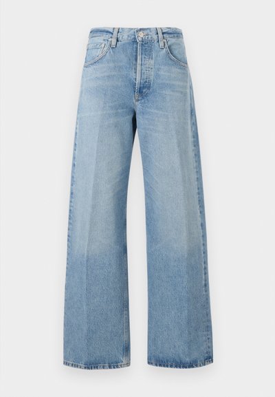 Svijetloplave široke traperice s visokim strukom, prednjim džepovima i blago izbjeljenom teksturom s razderanim rubovima.