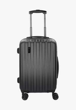 Hartschalenkoffer in Dunkelgrau mit vertikalen Rillen, ausziehbarem Griff und vier Rädern für einfache Mobilität. Verfügt über einen Seitenhenkel und ein Logo.