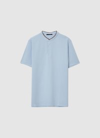 Polo a maniche corte di colore azzurro chiaro, realizzata in cotone. Presenta un colletto Henley con tre bottoni e un bordo a contrasto di colore marrone scuro.