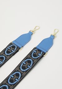 Cinghia per spalla Gucci con estremità in pelle blu, tessuto nero con motivo logo blu e marrone, e clip in metallo dorato.