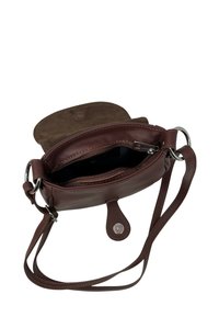 Borsa a tracolla in pelle marrone con tasca interna con cerniera, patta in suede, hardware argentato e tracolla removibile. Interno di colore nero.