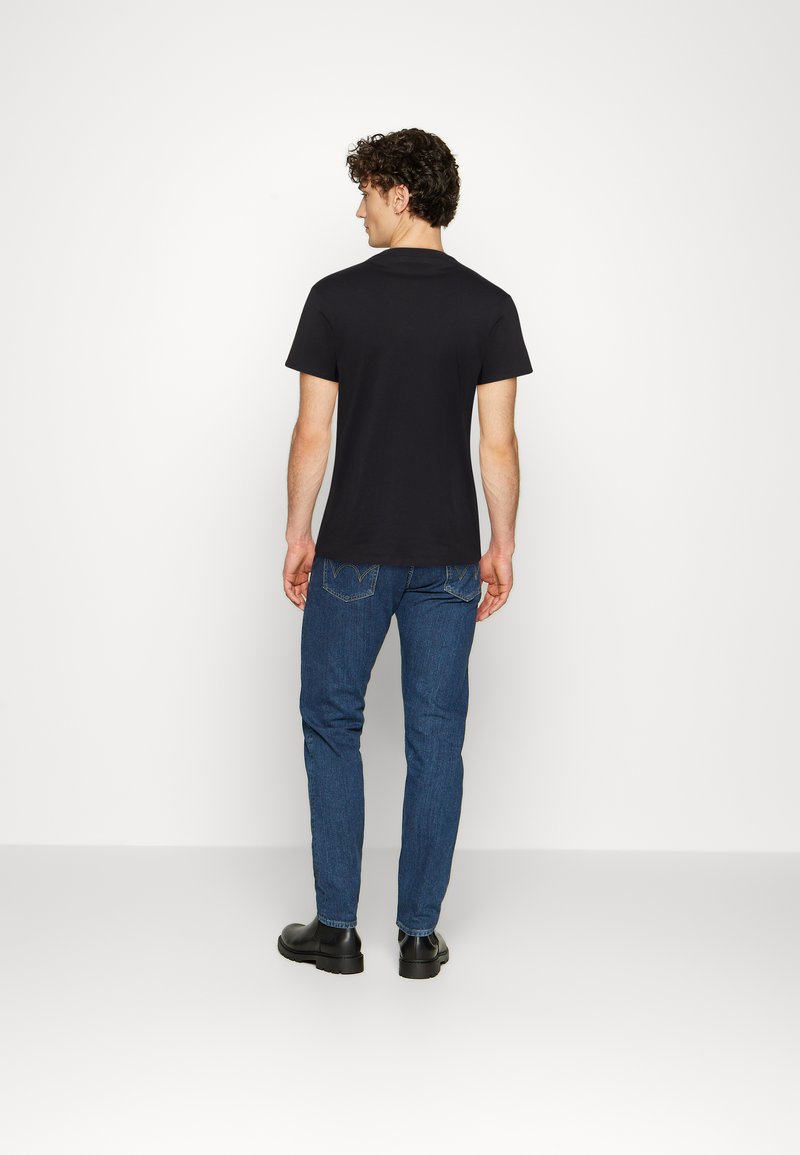 Herren T-Shirts basic | Guess BOLD FONT T-Shirt print jet black/schwarz - DB94651 Herren T-Shirts basic | Guess BOLD FONT T-Shirt print jet black/schwarz - DB94651