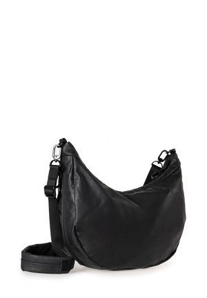 Borsa a spalla nera in pelle con forma curvata e tracolla regolabile. Caratterizzata da una chiusura con zip e una texture liscia, adatta per l'uso quotidiano.