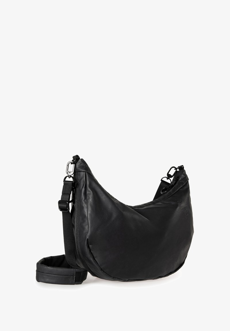 Zwarte leren schoudertas met een gebogen vorm en een verstelbare hengsel. Beschikt over een ritssluiting en een gladde textuur, geschikt voor dagelijks gebruik.