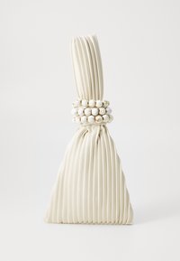 Borsa a mano bianca a pieghe con manico annodato, caratterizzata da un filo decorativo di perle lucide avvolto attorno alla base. Texture liscia in tutta la superficie.