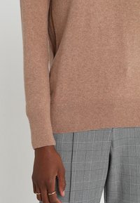 Banana Republic Strickpullover - camel