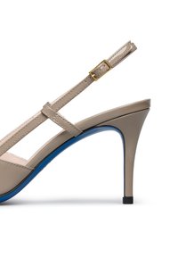Tacchi slingback in pelle verniciata beige con punta affusolata, accento blu sulla suola, tracolla regolabile e tacco a spillo di circa 10 cm di altezza.
