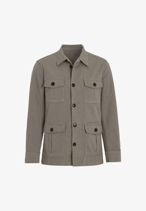 Grå skjortjakke med fire forlommer med klap og en klassisk krave, vist på en ensfarvet hvid baggrund.