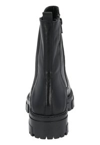 Botín negro de cuero con un acabado texturizado, cremallera lateral y suela de goma gruesa. Presenta un tacón ligeramente elevado y costuras reforzadas.