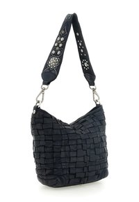 Borsa a tracolla in pelle intrecciata nera con una forma curva. Dispone di una tracolla in tessuto con motivo, arricchita da accenti metallici e ferrature argentate.