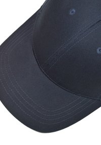 Marineblaue Baseballmütze aus Stoff mit strukturiertem Kopfteil, gebogenem Schirm und gesteppten Details. Keine sichtbaren Logos oder Verzierungen.