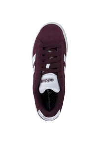 Burgundowe zamszowe sneakersy z białymi paskami, okrągłym noskiem i sznurówkami. Posiadają wyściełany język oraz perforowaną wkładkę dla lepszej wentylacji.