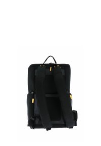 Sac à dos noir avec des bretelles rembourrées, des accents jaunes, une poignée supérieure et plusieurs compartiments. Fabriqué à partir d'un matériau durable avec un design élégant.