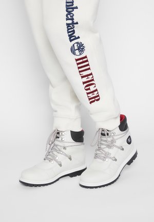 REIMAGINED PROGRESSIVE HIKER - Nauhalliset nilkkurit - white