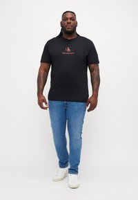 Calvin Klein Jeans PLUS SHADOW LOGO TEE - Marškinėliai su spaudiniu - black