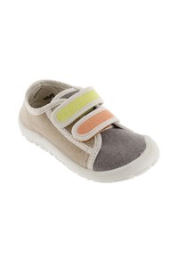 Zapato infantil con un upper de tela beige y gris, suela de goma blanca y dos correas de Velcro en amarillo y naranja. Textura suave y forma redondeada.