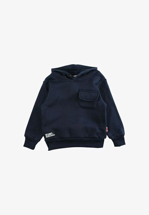 Sweat à capuche bleu marine en tissu doux, doté d'une poche frontale, de poignets et d'un ourlet côtelés ; comprend une étiquette avec du texte indiquant le nom de la marque.