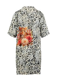 Een shirtjurk met luipaardprint van lichte stof, met korte mouwen en een achterkantontwerp met luipaard- en bloemaccenten in levendige kleuren.