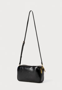 Schwarze Leder-Crossbody-Tasche mit rechteckiger Form, ausgestattet mit einem goldenen Reißverschluss und verstellbarem Schulterriemen. Glatte Textur mit dezenten Details.