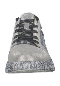 Sneakers argento con tomaia testurizzata, lacci neri e suola bianca a motivo. Finitura glitterata con punta arrotondata e accenti decorativi.