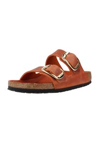 Sandali in pelle marrone con due cinghie regolabili, fibbie dorate, soletta in sughero e suola in gomma nera. Presentano una suola piatta per il comfort.
