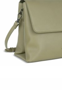Borsa a tracolla in pelle verde chiaro con forma strutturata, chiusura a pattina e tracolla regolabile. Presenta una texture liscia e dettagli di cucitura sottili.