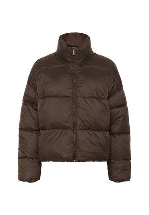 Brun pufferjakke med høj krave, lynlåslukning foran og quiltede paneler, der skaber en kasseformet silhouette. Glat, skinnende stofstruktur.