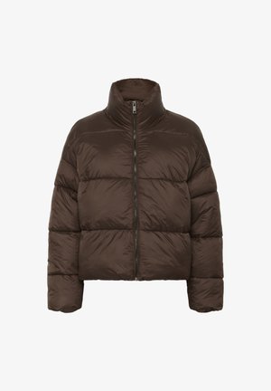 Brauner Puffermantel mit hohem Kragen, Reißverschluss vorne und genähten Paneelen, die eine kastige Form schaffen. Glatte, glänzende Stoffstruktur.