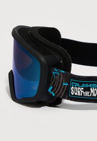 Μαύρα γυαλιά σκι με μπλε ανακλαστικούς φακούς και καμπυλωτό λουρί με το κείμενο "Surf The Moon" σε λευκό και μπλε.