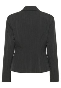 Prilagojen temno sivi blazer z črtami, strukturiranimi rameni in dolgimi rokavi. Vsebuje ovratnik s postranskimi zarezami in oblikovano pasovno linijo.