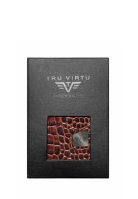 Tru Virtu portemonnee in bruin krokodillenpatroon leer, verpakt in een gestructureerde zwarte doos met metalen logo aan de voorkant.