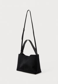Fekete téglalap alakú kézitáska rövid és állítható hosszú pántokkal, sima anyagból, fehér háttér előtt bemutatva.