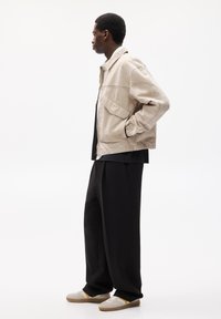 PULL&BEAR DARTED - Stoffhose - black