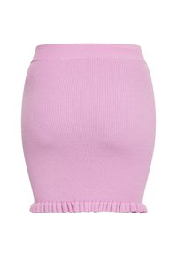 Gonna mini a coste in rosa chiaro con forma aderente e orlo arricciato, caratterizzata da una trama elastica e liscia.