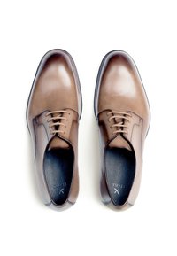 Bruine leren nette schoenen met een gladde afwerking, een afgeronde neus en een veterdesign met vijf veterogen. De binnenkant is voorzien van een donker leren voering.