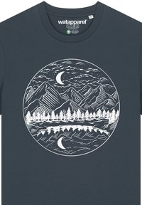 Navyblauwe katoenen t-shirt met een witte circulaire afdruk van bergen en bossen, voorzien van een maan en wolken, die een schilderachtig natuurontwerp weerspiegelt.
