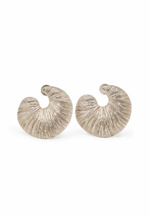 Boucles d'oreilles argentées avec un design en coquillage spiralé. Surface texturée avec des stries, créant un effet tridimensionnel. Forme circulaire fermée.
