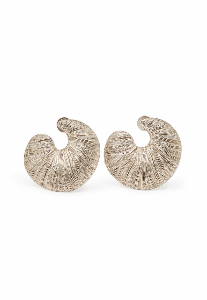 Boucles d'oreilles argentées avec un design en coquillage spiralé. Surface texturée avec des stries, créant un effet tridimensionnel. Forme circulaire fermée.