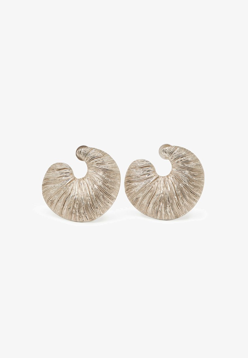 Silberfarbene Ohrringe mit einem spiralförmigen Muscheldesign. Texturierte Oberfläche mit Rillen, die einen dreidimensionalen Effekt erzeugen. Geschlossene kreisförmige Form.