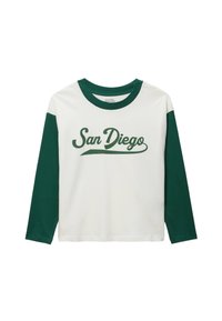 Chemise blanche à manches longues avec des manches et un col vert foncé, arborant le texte "San Diego" en écriture cursive verte sur la poitrine.