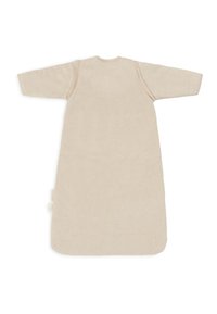 Sac de sommeil beige avec des manches longues, texture lisse, encolure arrondie et forme ample. Présente une étiquette sur un côté.