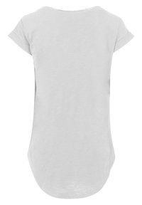 Lys grå kortermet t-skjorte med oppbrettede ermer, avrundet fald og myk, teksturert stoff. Bakfra viser den et enkelt, minimalistisk design.