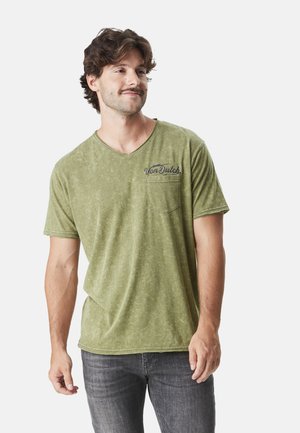 T-shirt à manches courtes vert olive avec un col en V, comportant une poche sur la poitrine et un logo imprimé. Tissu doux et texturé, coupe décontractée.