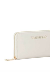 Portafoglio in pelle cremisi con cerniera dorata e logo "VALENTINO" embossato. Presenta una texture liscia e una forma rettangolare.