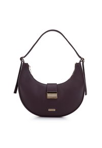 Ronde, textuurvolle bordeauxrode handtas met een ritssluiting, gouden hardware accenten en een enkele verstelbare handgreep. Minimale merkaanpassing zichtbaar.