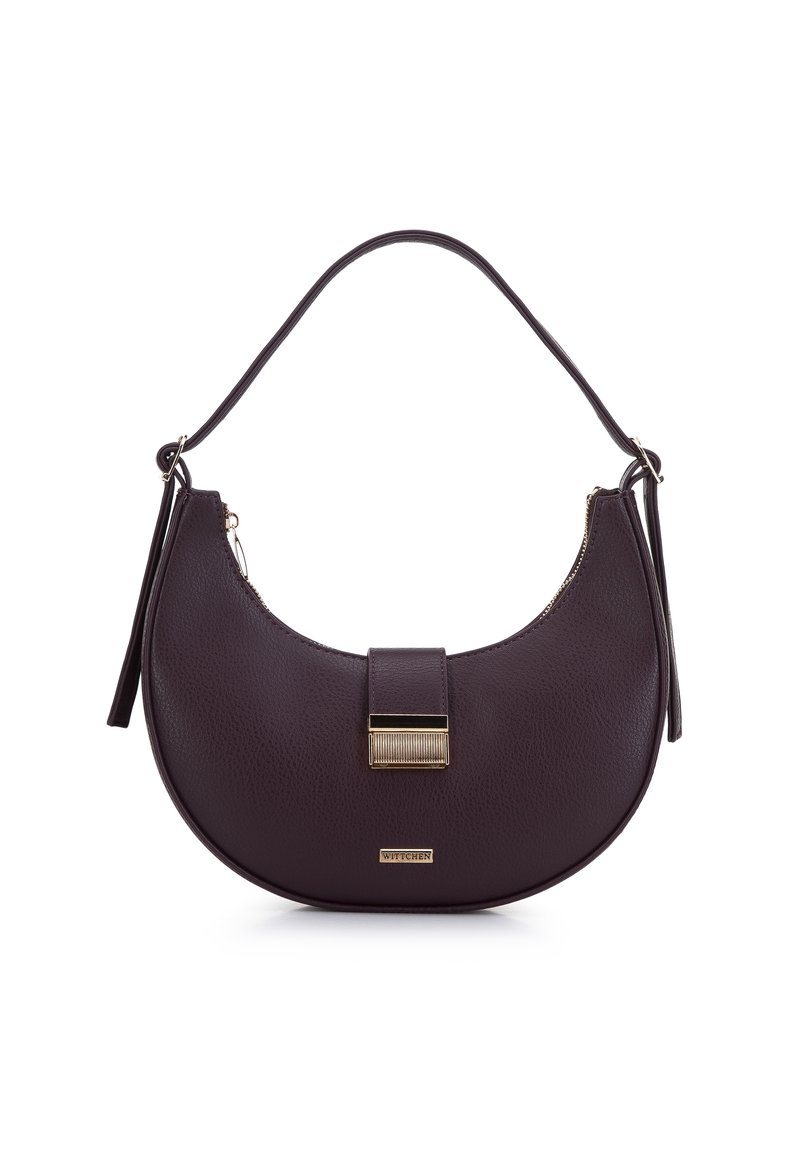 Ronde, textuurvolle bordeauxrode handtas met een ritssluiting, gouden hardware accenten en een enkele verstelbare handgreep. Minimale merkaanpassing zichtbaar.